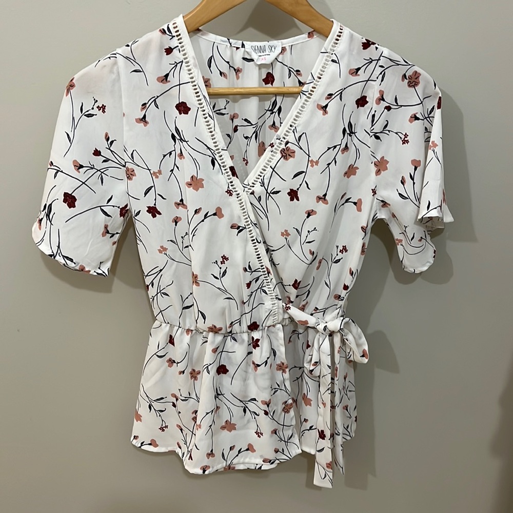 Short sleeve floral blouse ivory background color